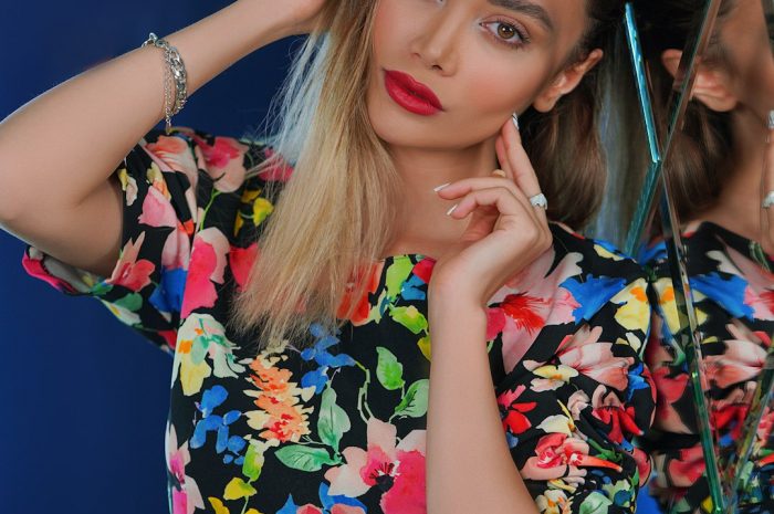 如何在初次聊天时让对方笑起来