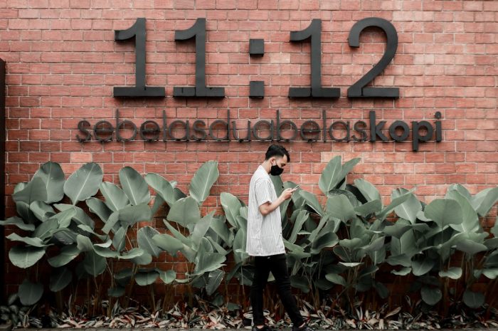 腼腆的人如何调情和约会